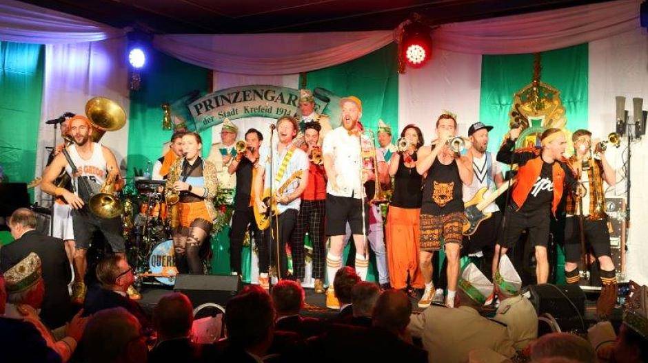 Jecke Männer in Partystimmung