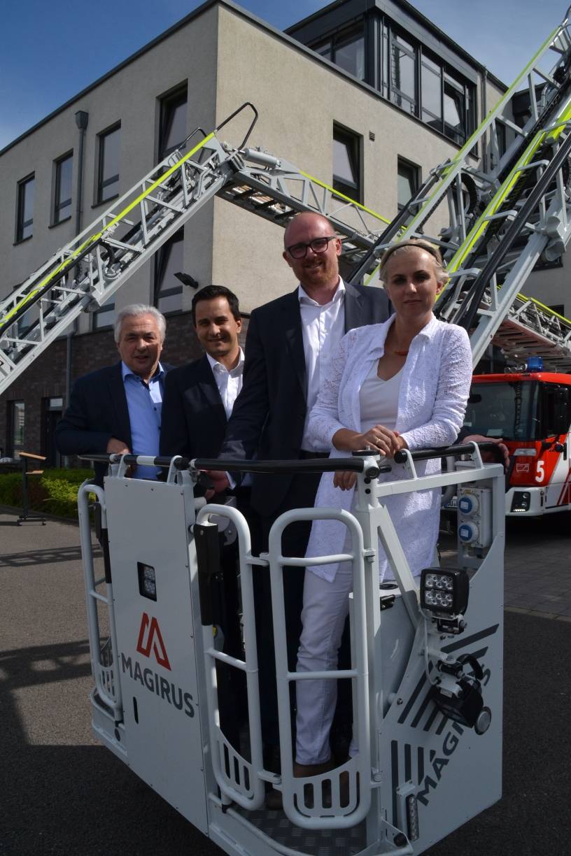 Kleines Foto: Volker Mosblech (MdB), Mahmut Özdemir (MdB), Oberbürgermeister Sören Link und Sicherheitsdezernentin Dr. Daniela Lesmeister (vl) testen den Korb.