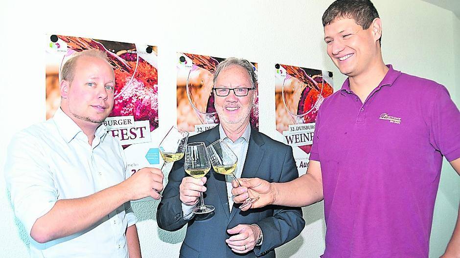  Der Projektmanager für Veranstaltungen, Wolfgang van Mark, Duisburg Kontor Geschäftsführer Peter Joppa und Winzer Eric Gröhl (vl) prosteten sich schon mal zu. 