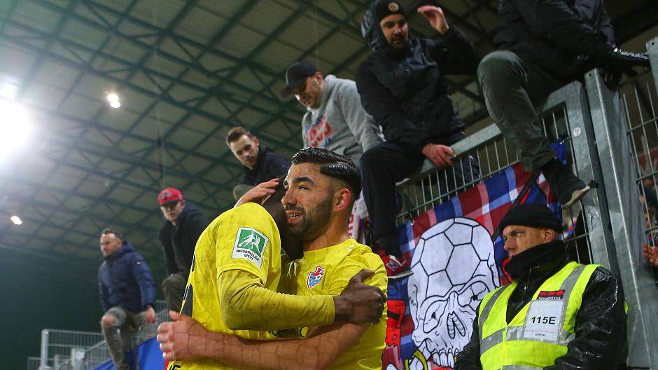 Großer Jubel beim KFC: Spät fällt das 2:2 bei RWE