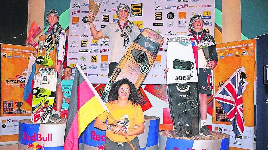  Max Milde bei der Siegerehrung (Mitte). Neben ihm postieren der Zweitplatzierte Boris Ryazantsev aus Russland (links) und Kieran Owens aus England (rechts).  