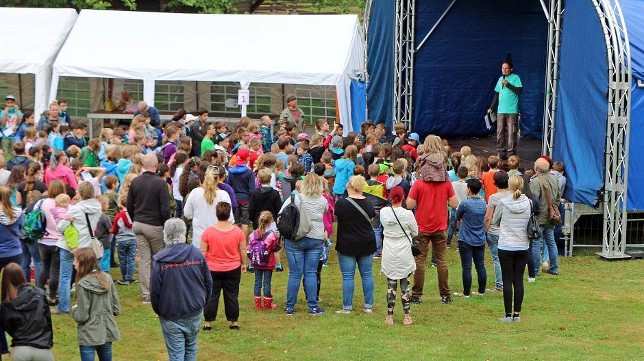 Spielpunkt-Leiter Achim Krenn erklärt die Regeln und eröffnet seine 37. und die insgesamt 47. Tummelferien.