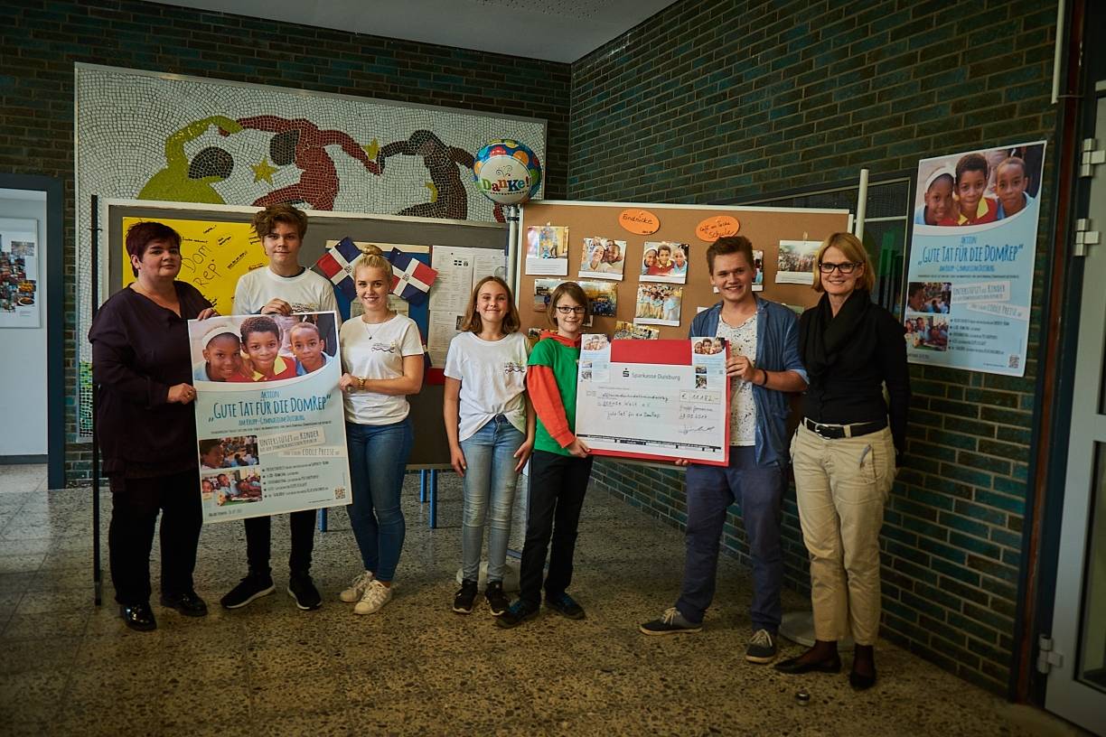  Bei einer Feierstunde im Foyer des Krupp-Gymnasiums wurde stolz der symbolische Scheck präsentiert. 