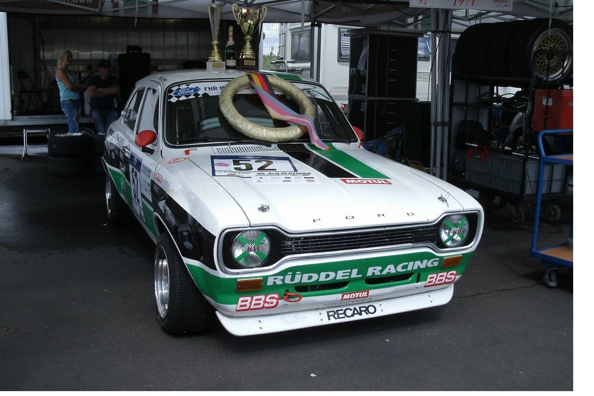 Rüddel Racing aus Duisburg holt sich den Gesamtsieg im Rennen "AvD-Tourenwagen- und GT Trophäe" auf Ford Escort 1600 RS.