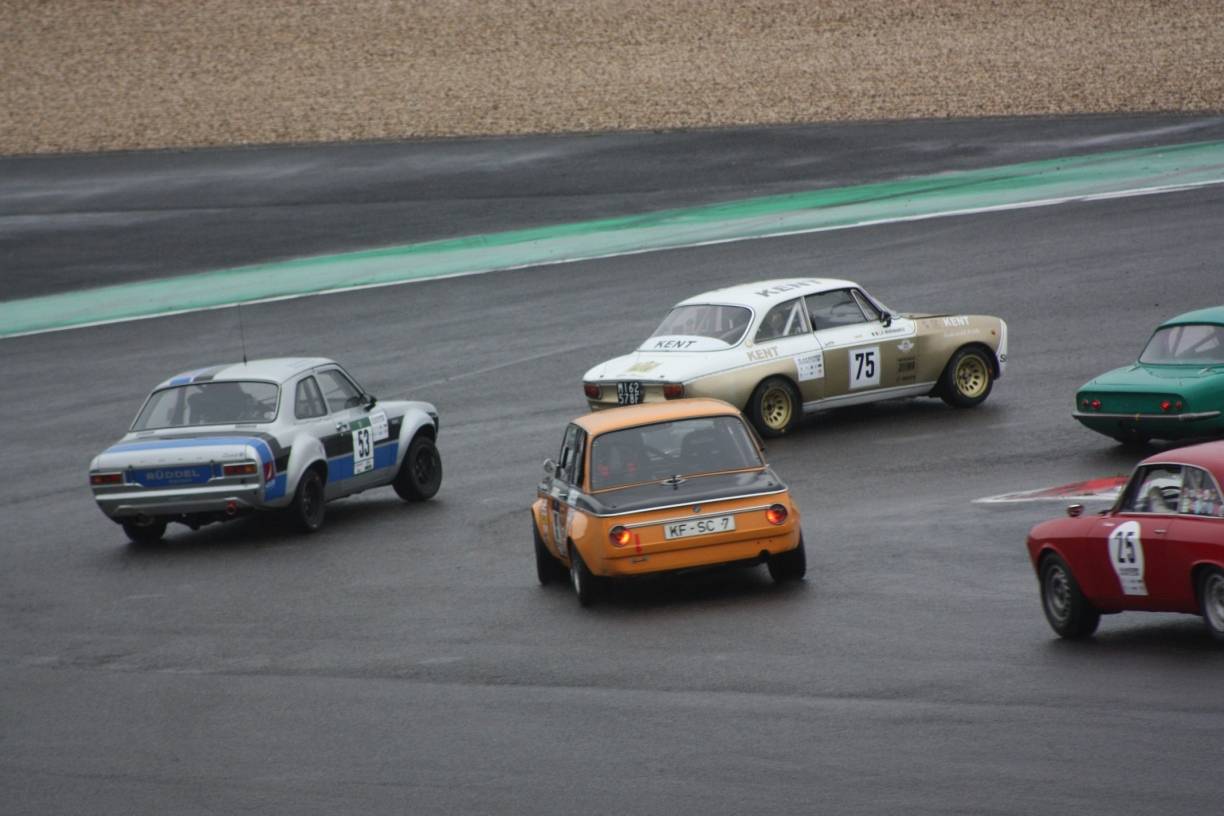 Der zweite Rüddel-Escort (blau-silber) pflügt sich von hinten durchs Feld.