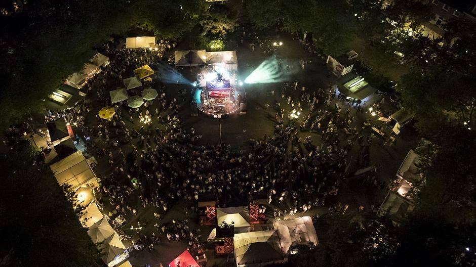 So lebendig und noch dazu aus der Kanzel eines Hubsteigers gibt’s den Dellplatz nur beim Platzhirsch-Festival zu sehen.