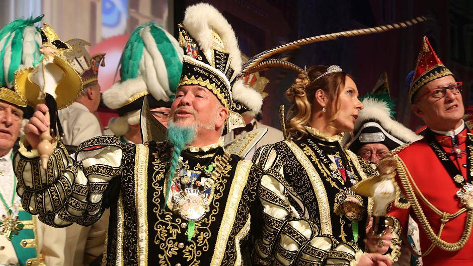 Grandiose Proklamation im Blick der grünen Brillen