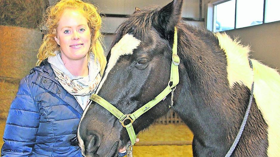 Reittherapeutin Lena Henke mit ihrem Therapiepferd Miki.