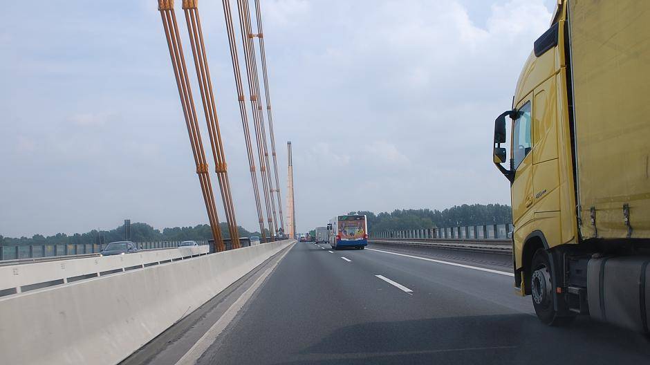 Auf der A 40 rollt der Verkehr