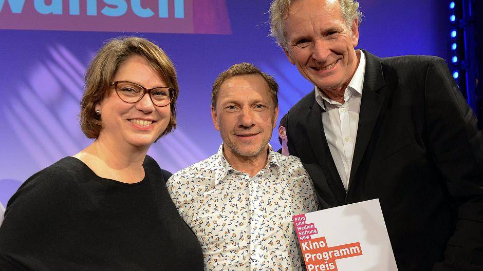 Richy Müller (Mitte) gehörte zu den ersten Gratulanten bei Simone Scheidler und Kai Gottlob vom Filmforum.