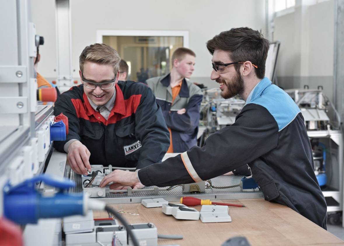 Blick in die Werkstatt: Azubis am Standort Krefeld zeigen ihren Arbeitsplatz.