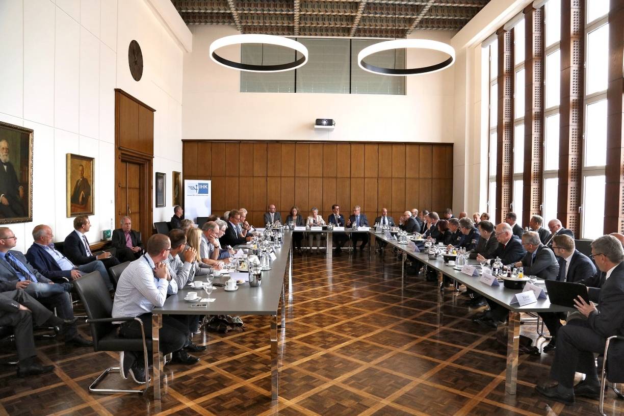  Verbände, Wirtschaft und Behörden der Region trafen in der Niederrhein-IHK in Duisburg zusammen. 