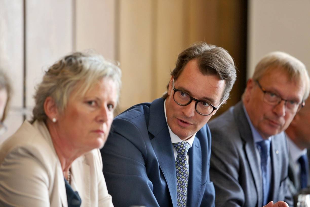 Elfriede Sauerwein-Braksiek, Hauptgeschäftsführerin von Straßen.NRW, Verkehrsminister Hendrik Wüst und Burkhard Landers, Präsident der Niederrheinischen Industrie- und Handelskammer (IHK) Duisburg-Wesel-Kleve.