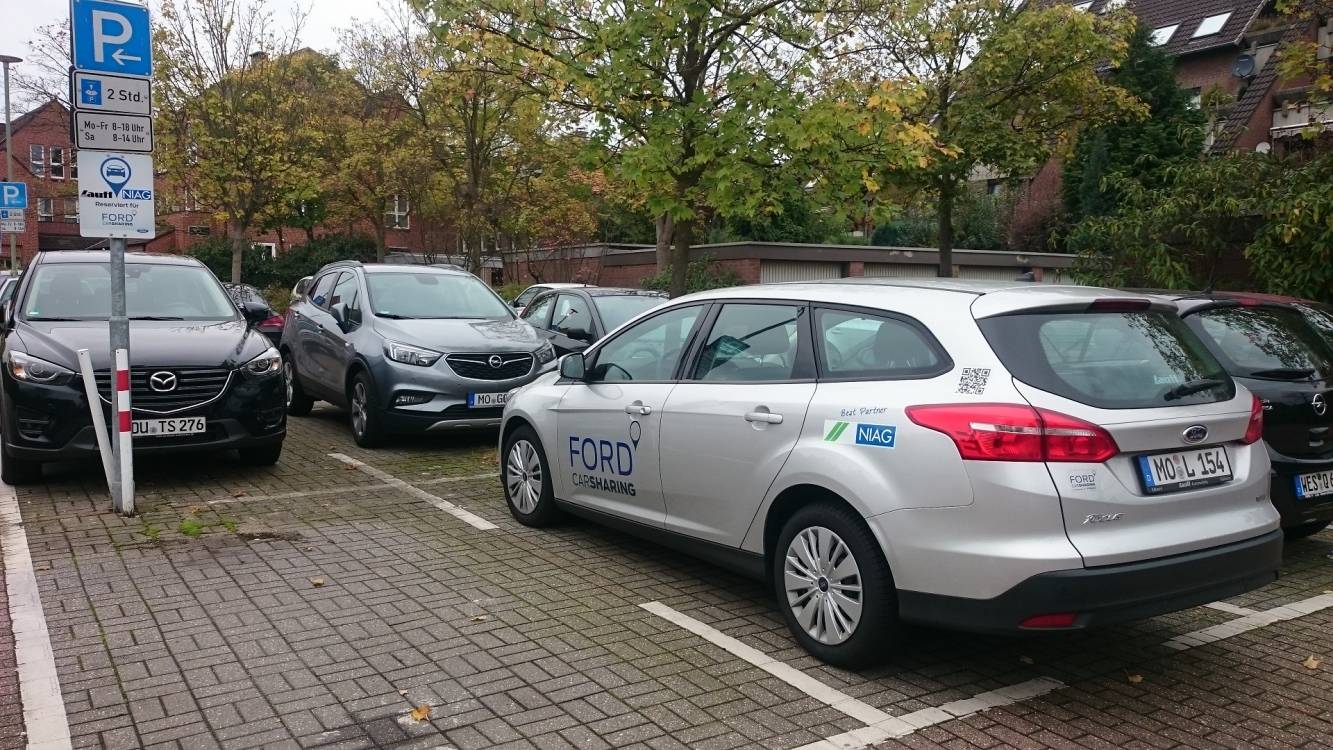  Da parkt er noch neben seinem neuen Stellplatz hinter „Rossmann“ - der Carsharing-Wagen von Ford Lauff und NIAG. 