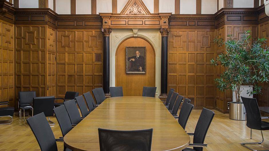 Konzernbegründer August Thyssen hängt in Öl an der Stirnwand im prächtigen Gewerkesaal der alten Thyssen-Verwaltung.