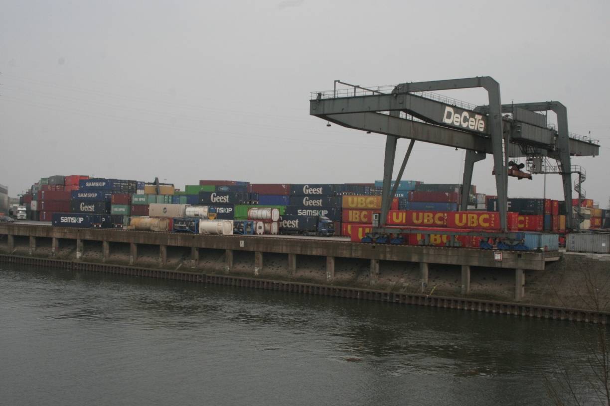 Gefahrstoffaustritt im Duisburger Hafen