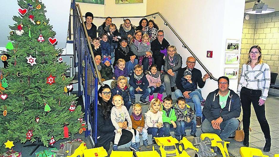  Große Freude bei den Kindern der Nettetaler Kindergärten: Sie durften für ihre Kita jeweils einen Spielzeugbagger mitnehmen.  