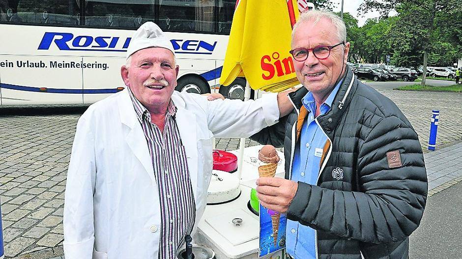 Mann des Volkes: Seit 1970 holt sich Bernard Dietz schon sein Eis vor dem Stadion von Genarro Cinque. „Ein wirklich guter Mann. Auf ihn ist Verlass, er war und ist immer da“, gibt es Lob von „Ennatz“ für den Eisverkäufer. Foto: Penzel