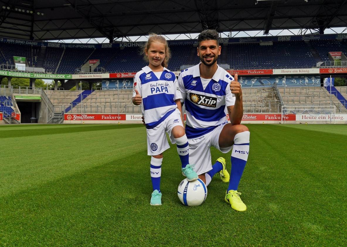  Tochter Emilya freut sich, mit Papa Enis Hajri am Samstag im "Brust raus für Papa"-Trikot auf den Rasen aufzulaufen.  