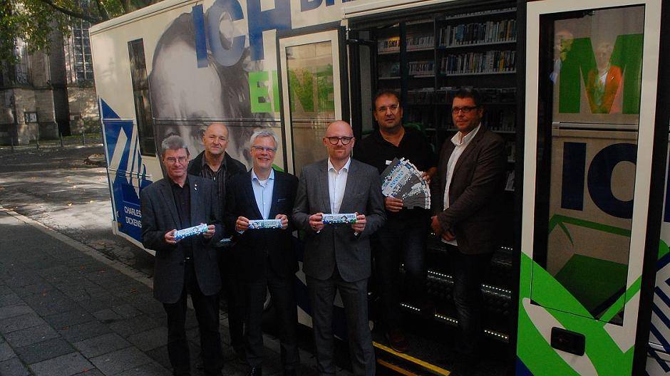 Kulturdezernent Thomas Krützberg, Lutz Steiner von der finnischen Firma Kiitokori, Jan-Pieter Barbian, Oberbürgermeister Sören Link, Frank Loße und Fahrbibliotheksleiter Andre Behrend (v.l.) am neuen Bus.