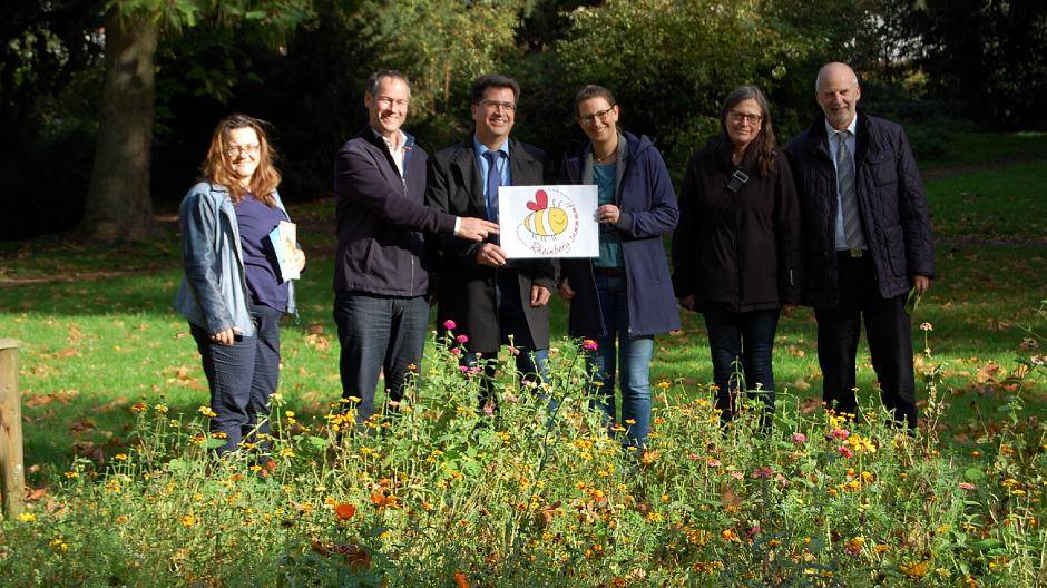  Der Startschuss für „Rheinberg summt“ fiel am 27. Oktober, unter Beisein des Bürgermeisters Frank Tatzel, dem Ersten Beigeordneten Dieter Paus und Cornelis Hemmer, Vorstand der Stiftung für Mensch und Umwelt. 