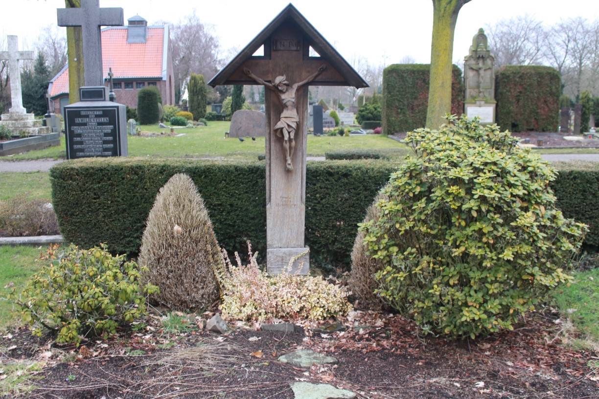 Nutzungsrecht läuft ab: Das Ehrengrab Franz Kleinheyers und seiner Familie auf dem Hülser Friedhof.