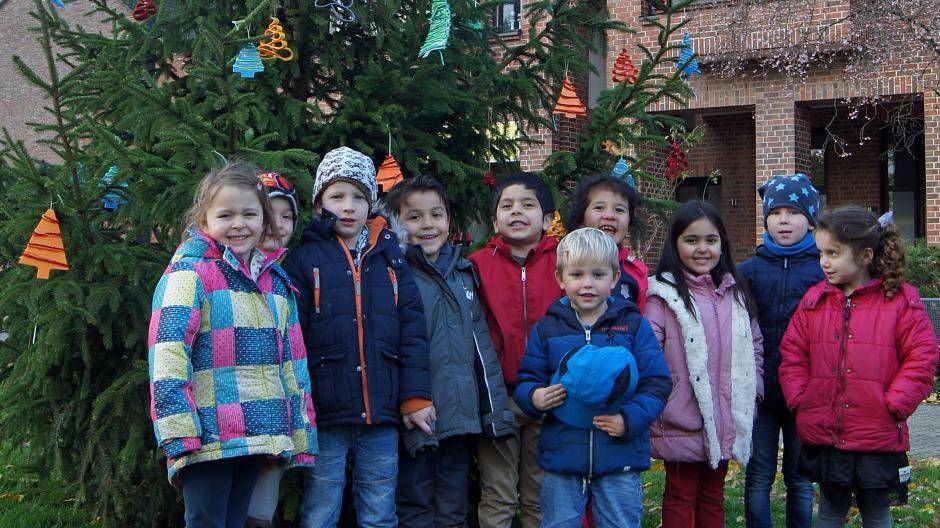 Kleine Hände sorgen für Weihnachtsglanz