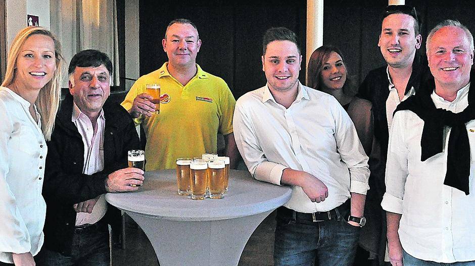 Siegessichere Liberale: Bereits vor der Verkündung der ersten Prognosen gaben sich Mirko Perkovic (2. von rechts) &amp; Co. im Dinslakener Rathaus äußerst zuversichtlich.Foto: Penzel