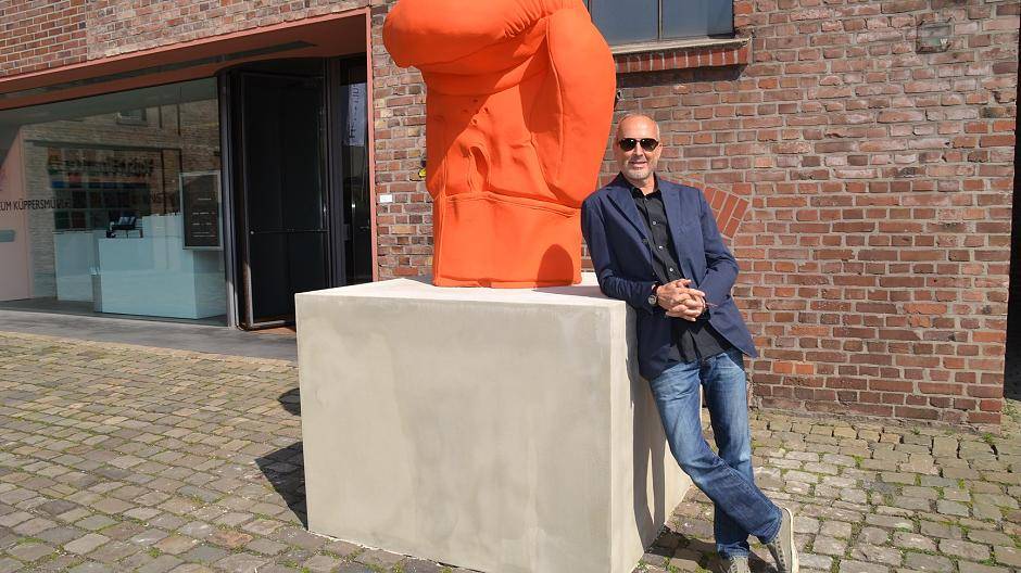 Erwin Wurm und sein Boxhandschuh von 2016. Foto. tw