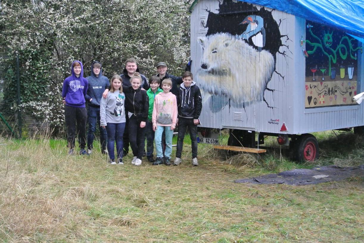  Motive mit 3D- Effekt: Die jungen Künstler sind zu Recht stolz auf ihre Freiluftkunstwerke. 