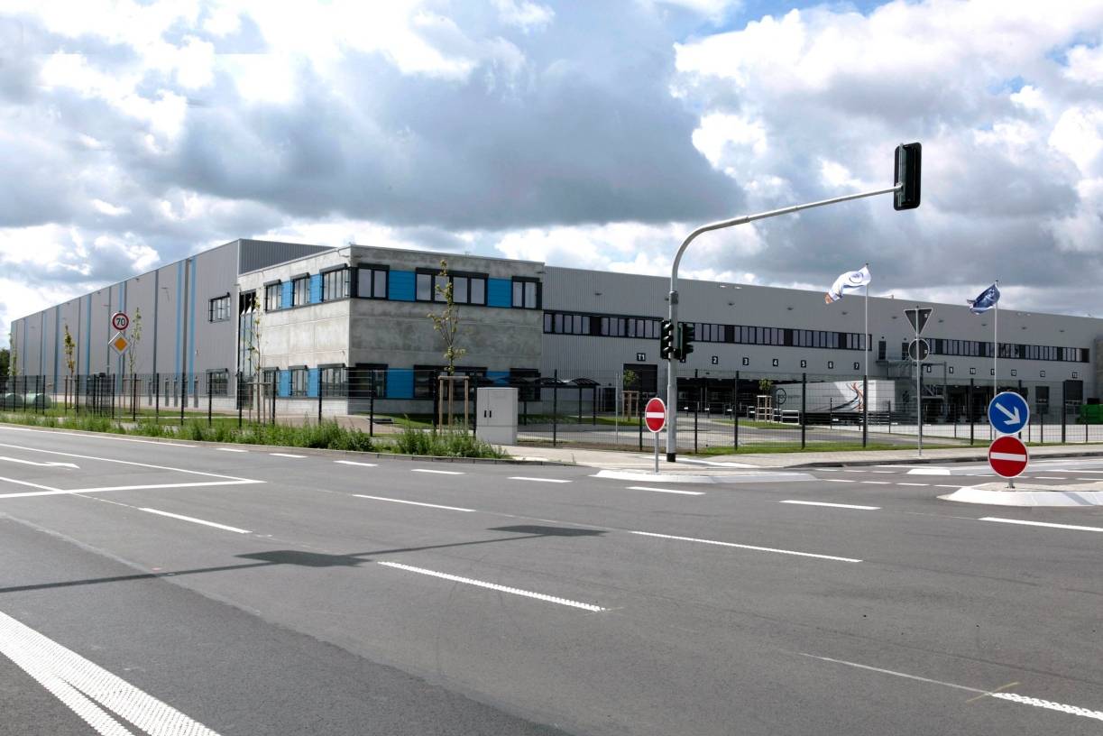  Der Bau der Logistikhallen im Gewerbegebiet Baerl an der Rheindeichstraße ist mittlerweile weit fortgeschritten. 