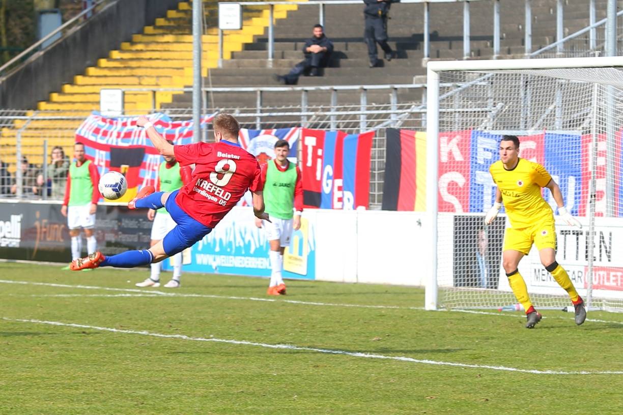  Spektakulär setzt Maximilian Beister zum Seitfallzieher gegen Köln an. Die Offensivkraft droht morgen auszufallen. 