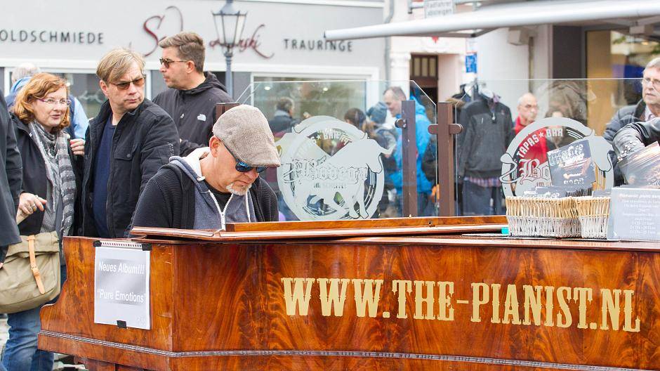 Street-Pianist Marcel Kuipers sorgte für die musikalische...