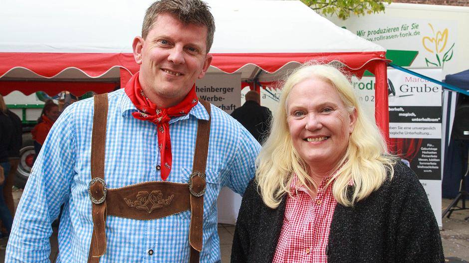 Jens Kamp, 2. Vorsitzender der Rheinberger Werbegemeinschaft, und Ulrike Brechwald, 1....