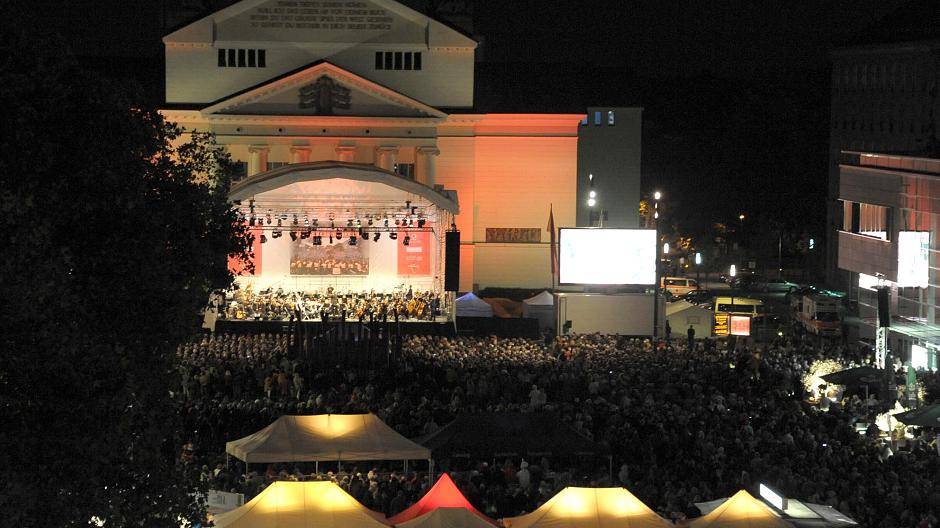 Trotz Wetterprognose dürfte es wieder voll werden zum prächtigen Open-Air vorm Stadttheater — Duisburger sind ja nicht aus Zucker!