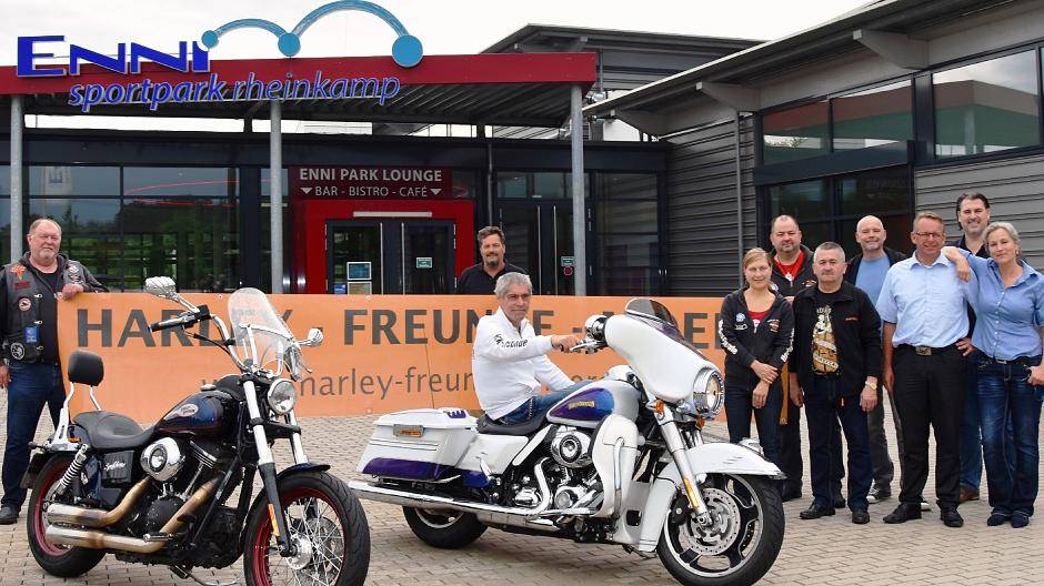 Die Kooperation steht: Die Harley Freunde Moers ziehen mit dem „Moerser Kids Ride„ zum ENNI-Sportparkt Rheinkamp.