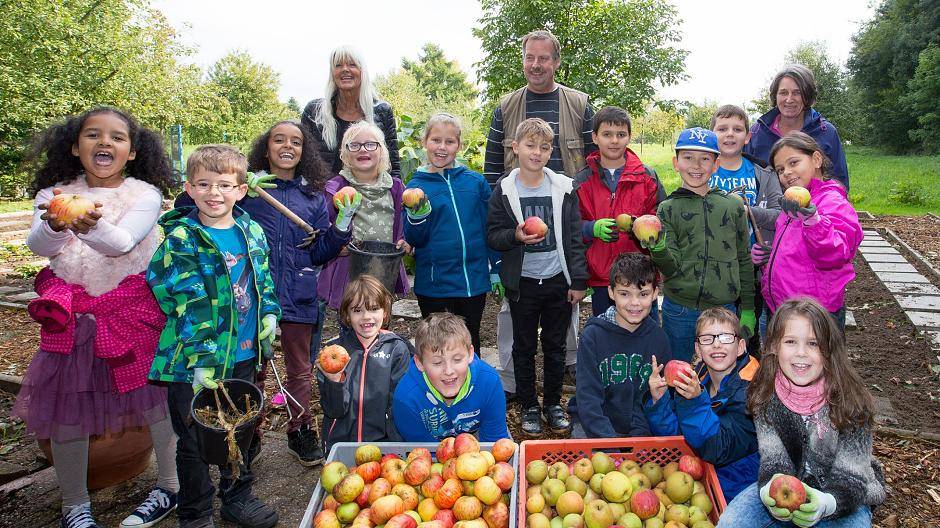 Die Vinner Grundschule, mit der die ENNI bei der „Wiesenschule“ kooperiert, lädt für den kommenden Samstag zu einem Apfelfest ein. Die Kinder der Garten-AG, Schulleiterin Wera Waberg (links), Hausmeister Andreas Schuffenhauer und Lehrerin Heike Braus freuen sich auf viele Besucher.