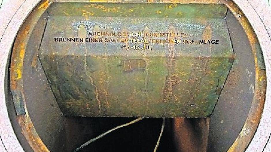  Nach den mutwilligen Zerstörungen außer Betrieb genommen: Das historische „Zeitfenster“ am Kesselsturm. 