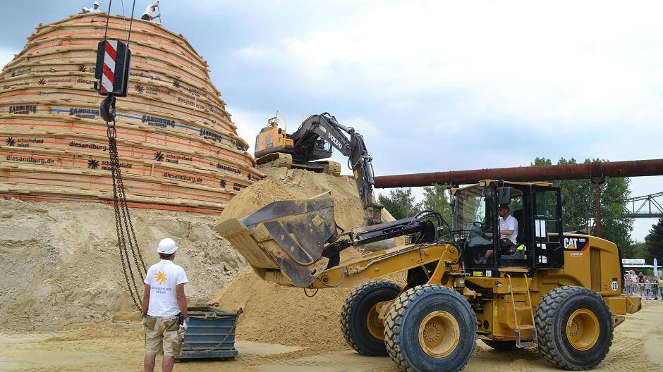 Die Sandkiste, die vom Kran nach oben transportiert wird, könnte jedoch etwas größer...