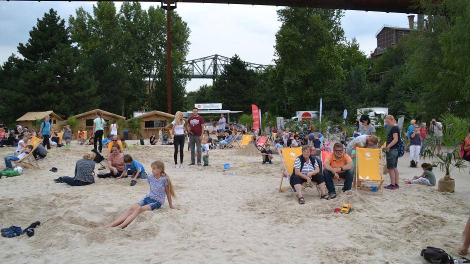 Viele hundert Zuschauer schauten dabei interessiert zu, während die Kinder selbst...