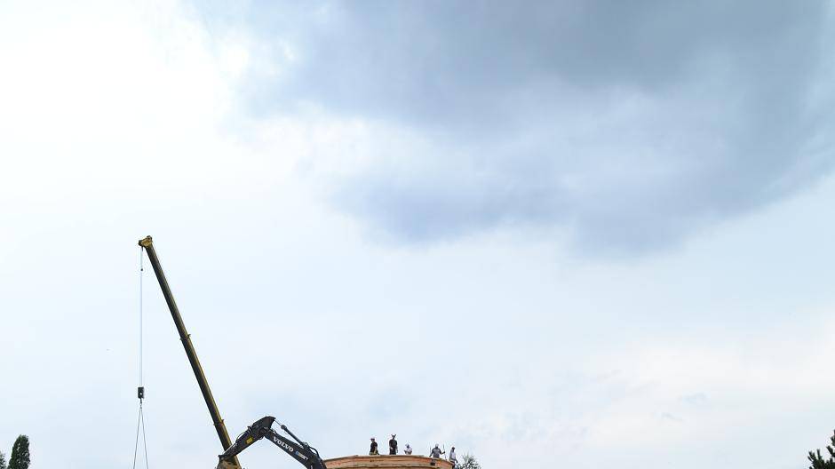 Ab Freitag, so die Schätzung, wird man wohl mit den eigentlichen "Schnitzarbeiten"...