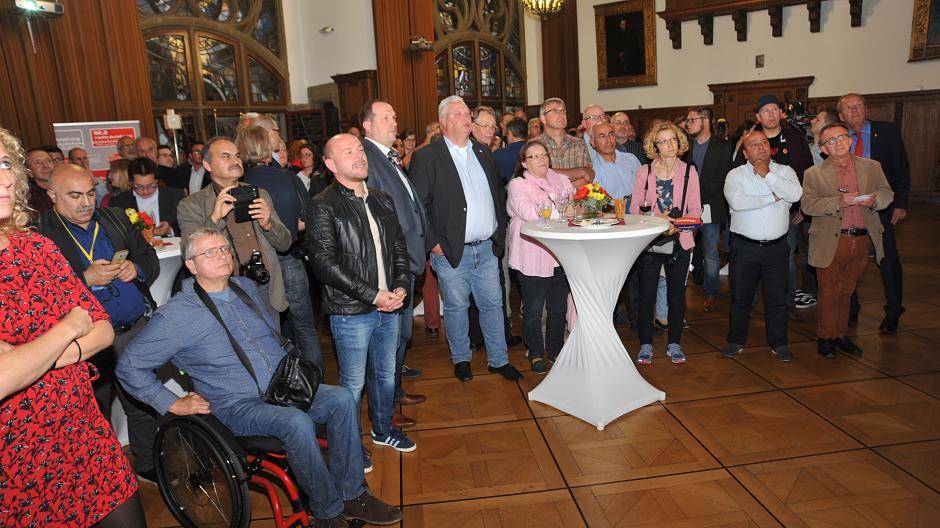 Gespannte Blicke gingen Richtung Wahlergebnis-Projektion im Ratssaal des...