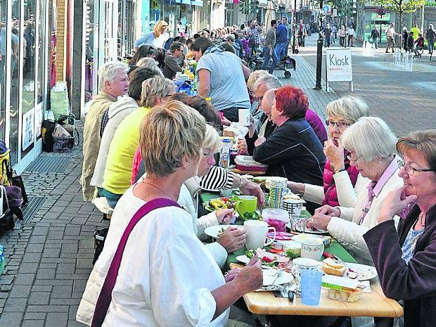 Zu Frühstücksbeginn war es noch schattig. Der guten Laune an den vollen Tischen tat das aber da schon keinen Abbruch.