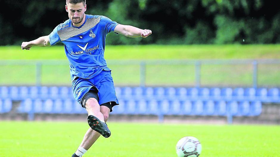 Dustin Bomheuer und der MSV müssen am Montagabend zum Derby beim Tabellenführer aus Düsseldorf ran.