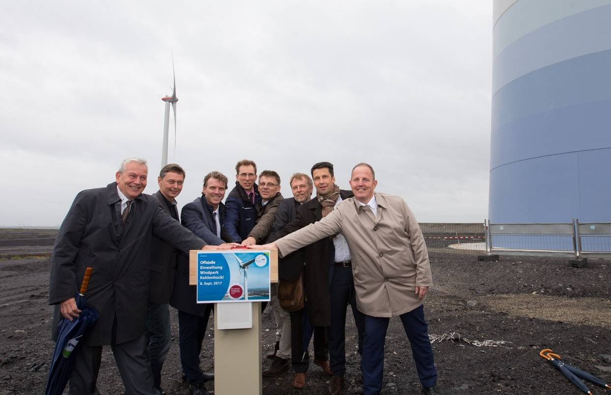 Bild von links: Ulrich Porath (Geschäftsführer Windpark Kohlenhuck), Bürgermeister Harald Lenßen (Neukirchen-Vluyn), Bürgermeister Christoph Fleischhauer (Moers), Andreas Brandt, Bernd Rosebrock (beide Mingas), Volker Marschmann (Aufsichtsratsvorsitzender der ENNI), ENNI-Geschäftsführer Stefan Krämer und Uwe Bruckschen (Geschäftsführer Windpark Kohlenhuck).