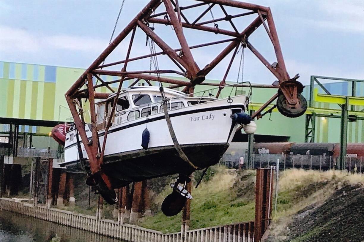 Ein Bild aus dem Spätsommer vom Gelände der Segler: Der beschädigte Kran wird mitsamt dem Schiff, das er zuletzt transportieren sollte, geborgen.