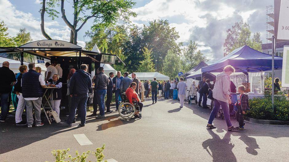 Sowohl im Festzelt als auch in den Außenbereichen konnten sich die Gäste kulinarisch...