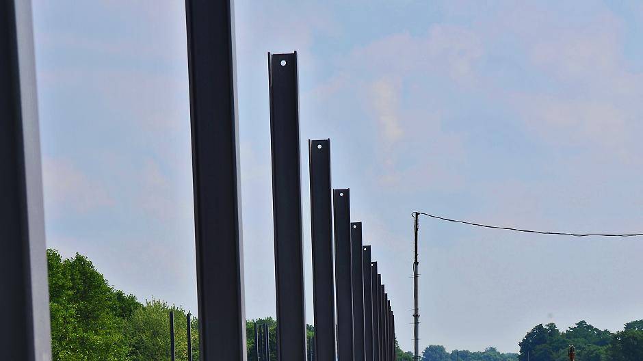 Hier müssen dann nur noch die Lärmschutzwand-Elemente eingesetzt...