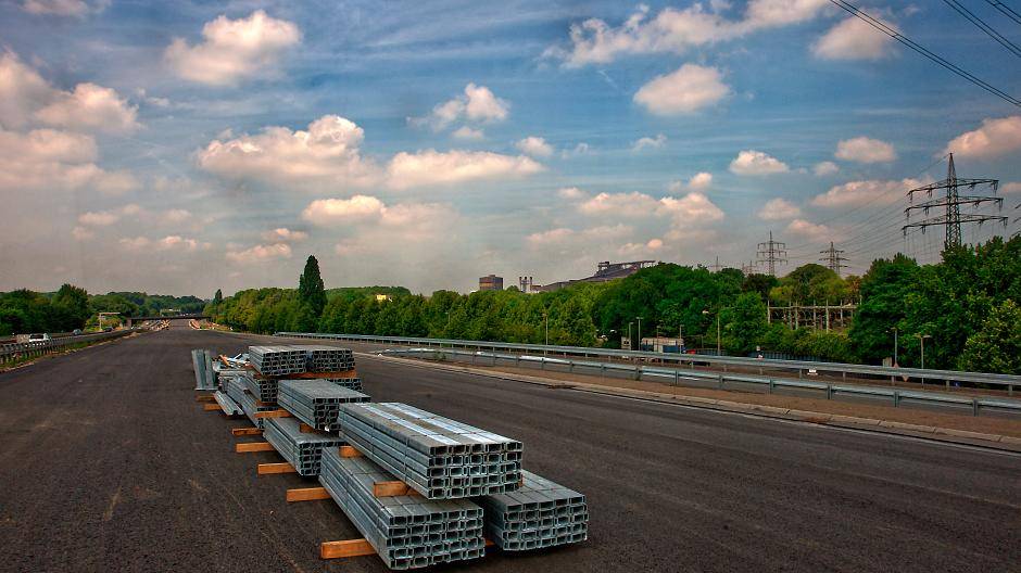 An einigen Stellen gibt es auch schon Stapel mit...