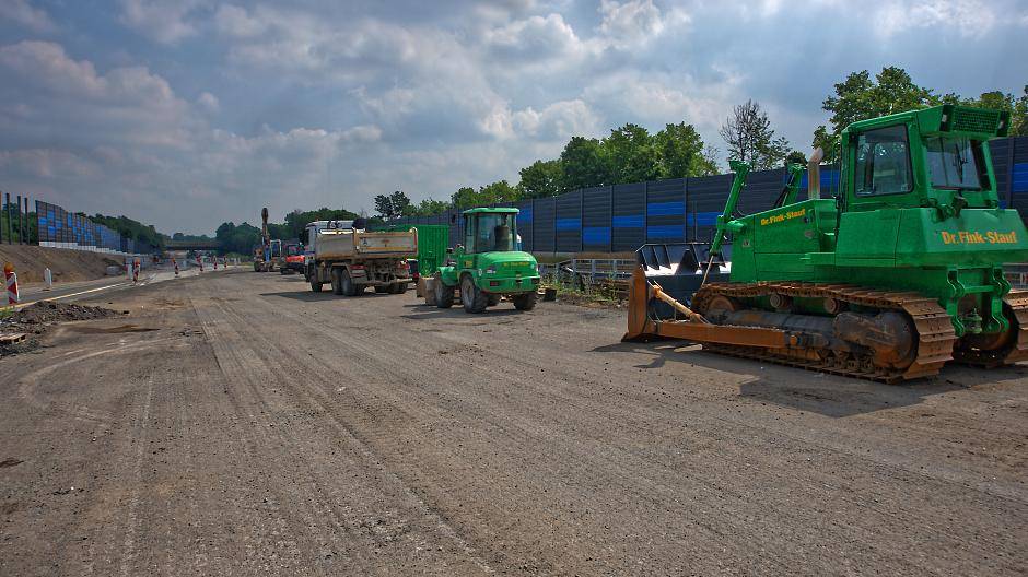 Sechs Tage wird auf der Baustelle gearbeitet. Sonntags schweigen die...